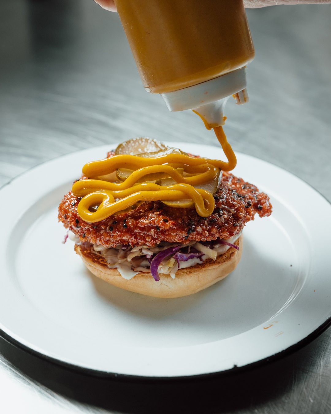 Salsa de mostaza sobre un hot chicken burger