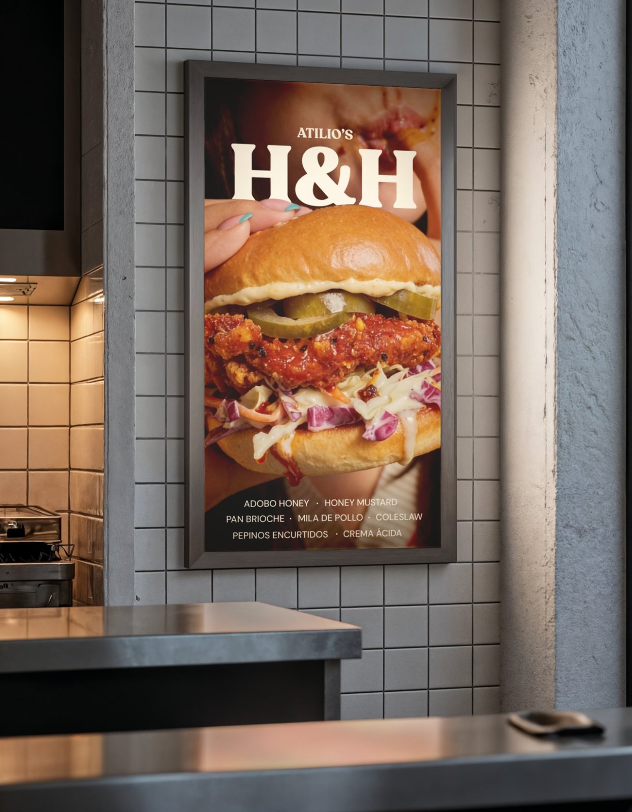 Cartel vertical de Atilio's con el sándwich H&H en el local