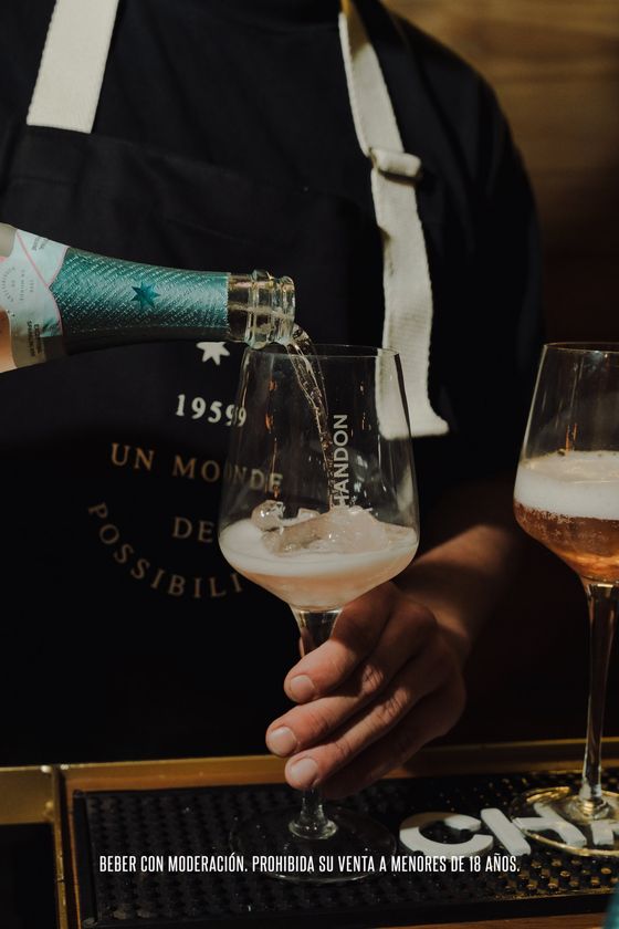 Bartender sirviendo Chandon Rosé en la barra de la activación
