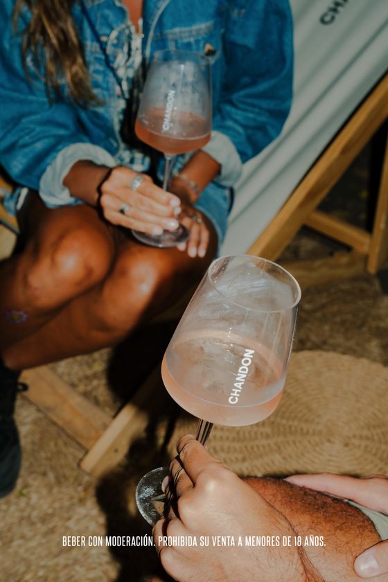 Brindis con Chandon en el área de reposeras de la activación