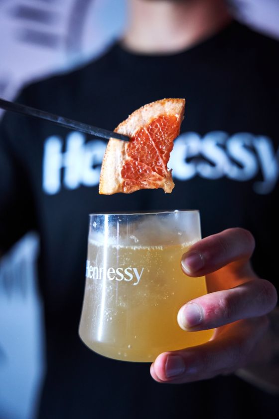 Cóctel de Hennessy con pomelo deshidratado