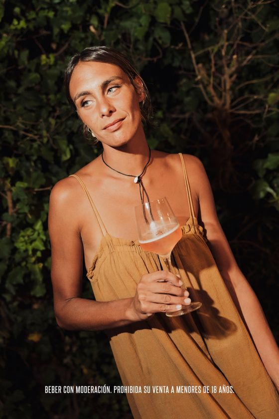 Retrato de una invitada con una copa de Chandon en el jardín