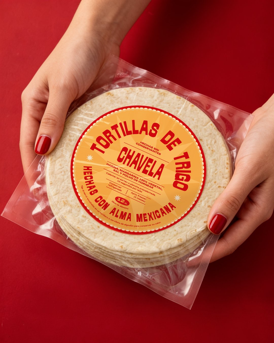 Manos sosteniendo un paquete de tortillas de trigo Chavela