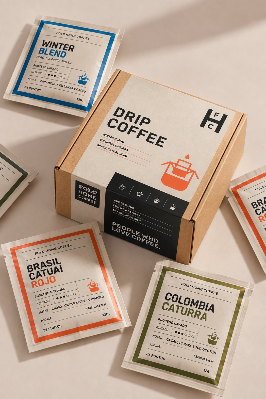 Caja contenedora de FOLC Home Coffee rodeada de los tres drip bags