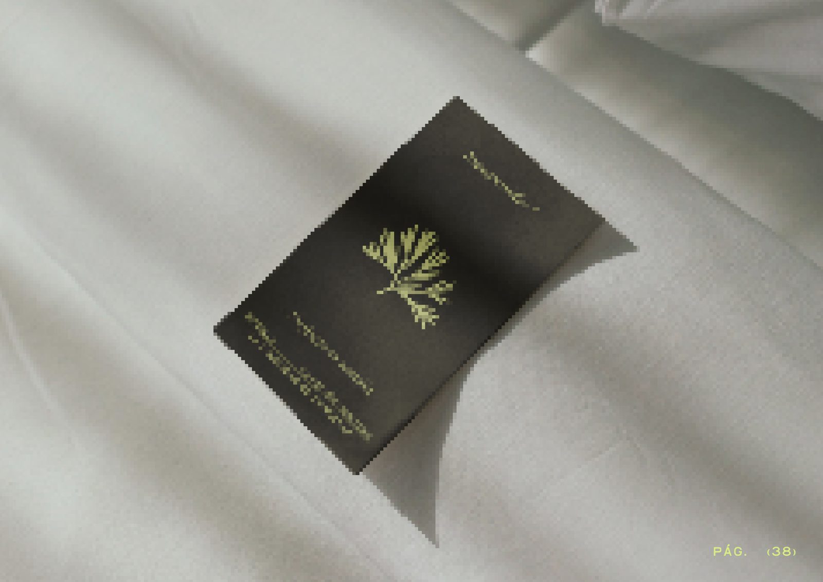 Tarjeta de bienvenida sobre la almohada